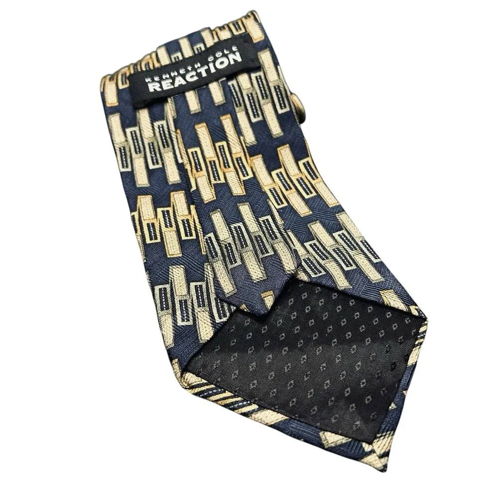 Kenneth Cole Reaction Silk Necktie Navy Blue Geometric USA Made 4x58 Mens Tie